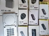 plusieurs cartons contenant des appareils électroniques posés sur une table en bois
