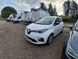 une voiture blanche garée dans un parking à côté d'autres voitures