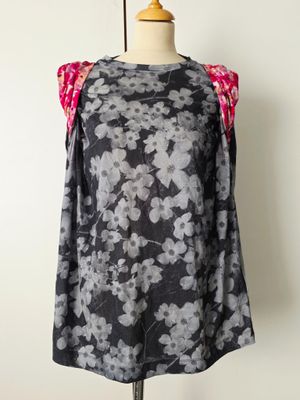 haut à motifs floraux noir et blanc avec des manches à volants roses