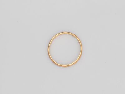 un anneau d'or sur une surface blanche