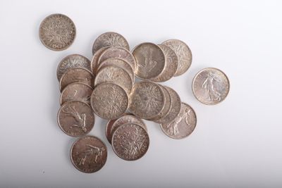 beaucoup de pièces qui sont sur la table