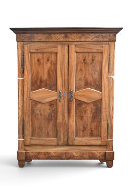 un vieux meuble en bois avec deux portes et deux tiroirs
