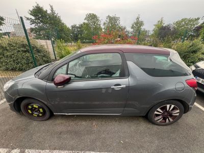une petite voiture garée dans un parking