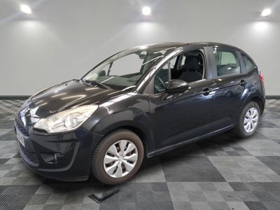 la photo d'une voiture noire garée dans un garage