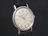 une image représentant une montre-bracelet sur fond noir
