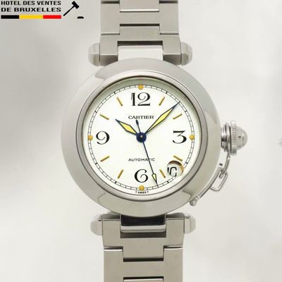 une image d'un gros plan d'une montre-bracelet sur un fond blanc