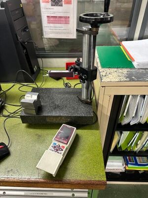 une photo d'un bureau sur lequel sont posés de nombreux appareils électroniques