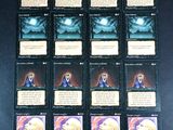 une pile de cartes posées sur une table