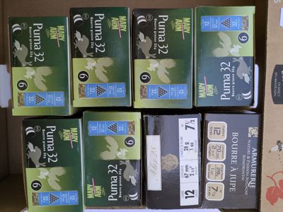 Plusieurs boîtes de thé sont empilées les unes sur les autres sur une table