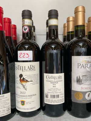 plusieurs bouteilles de vin sont alignées sur une étagère