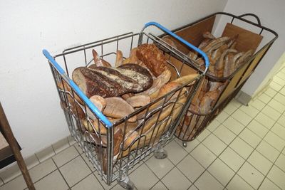 SUR DESIGNATION : Deux chariots à pains