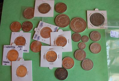 a lot of coins that are on a green table