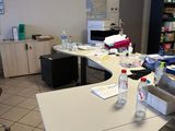une pièce dans laquelle se trouvent un bureau, une chaise et une bibliothèque