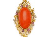 une broche en corail et diamants, signée Van Cleef