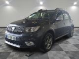 une photo d'une Dacia grise garée dans un garage