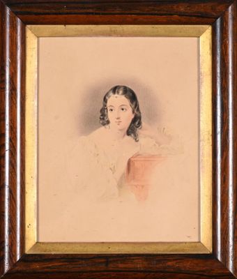 portrait d'une femme en robe blanche dans un cadre en bois