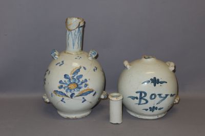deux vases bleus et blancs placés l'un à côté de l'autre