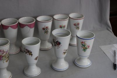 de nombreuses tasses alignées sur une table
