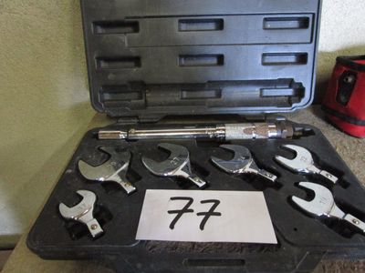 une trousse à outils comprenant une clé, des clés et une clé