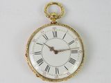 une montre de poche en or avec des chiffres romains sur le cadran