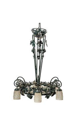 une image d'un lustre en fer forgé et en verre