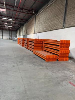un grand entrepôt contenant de nombreuses palettes