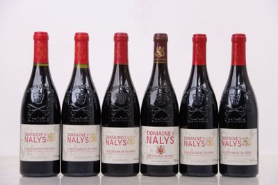 six bouteilles de vin rouge alignées sur une table