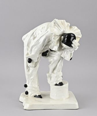 figurine représentant un homme en costume blanc, coiffé d'un chapeau et chaussé de bottes