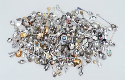 une pile de cuillères en argent et de cuillères posées sur une table