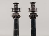 paire de bougeoirs anciens en marbre noir sur des socles en marbre