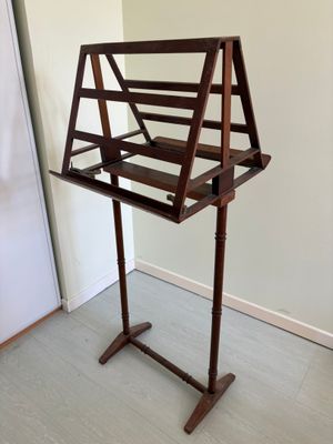 un pupitre en bois dans un coin de la pièce