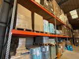 un grand entrepôt rempli de boîtes et de palettes