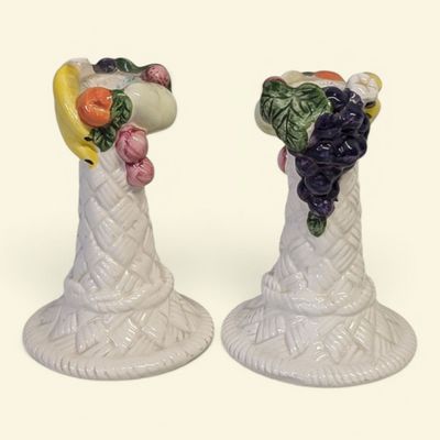 deux vases blancs ornés de fruits, sur fond blanc