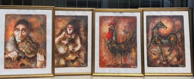 quatre tableaux encadrés posés sur le rebord d'une fenêtre devant un immeuble