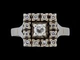 une image d'une bague en diamant sur fond noir