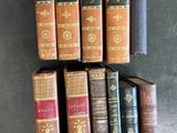 plusieurs vieux livres sont empilés sur une table