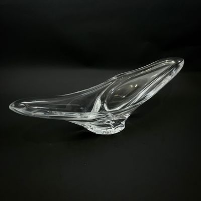 une image représentant un oiseau en verre transparent sur fond noir
