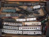 une boîte contenant tout un tas de petits trains
