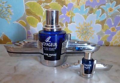 un flacon de parfum posé à côté d'un décapsuleur sur un comptoir