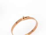 gros plan d'une bague en or sur fond blanc