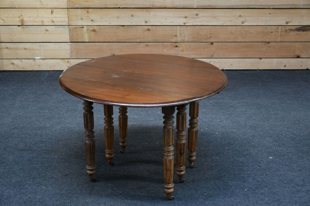 Table à abattants en acajou (usures)