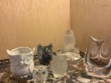 une table sur laquelle sont posés de nombreux objets en verre
