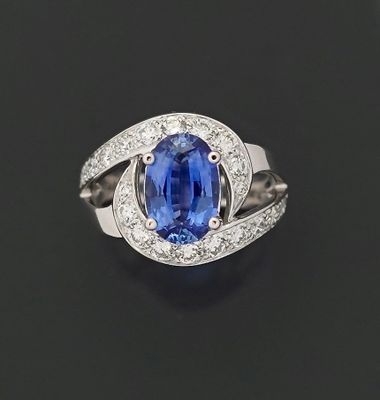 Bague en or gris 18K 750 millièmes ornée d’un saphir de Ceyl…