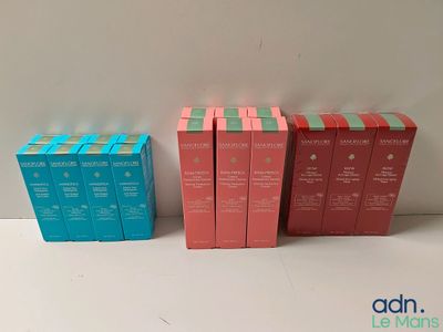 Trois boîtes de couleurs différentes sont alignées sur une table