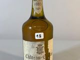 une bouteille de vin posée sur une table