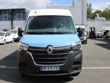 une photo d'une camionnette bleue et blanche garée sur un parking