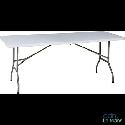 une table blanche avec des pieds noirs et un plateau blanc