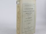 un vieux livre posé sur une table à côté d'un mur blanc