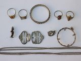 un assortiment de bijoux en argent, notamment des bagues, des bracelets et des bagues