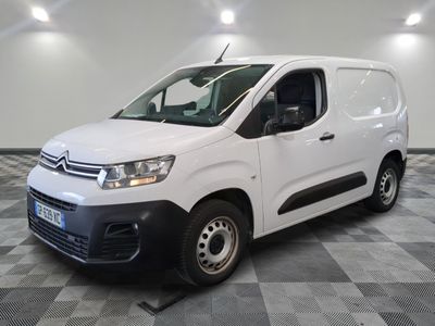 la camionnette blanche est garée sur le sol en damier d'une pièce